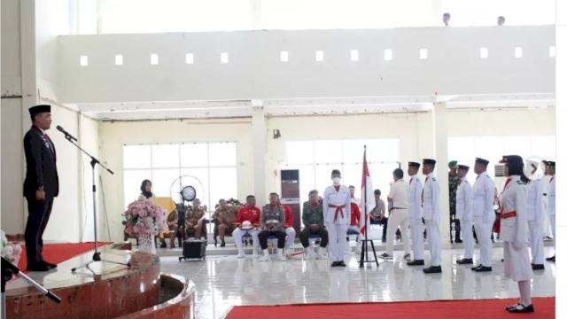 Sekda Takalar Hasbi Kukuhkan 71 Pasukan Pengibar Bendera