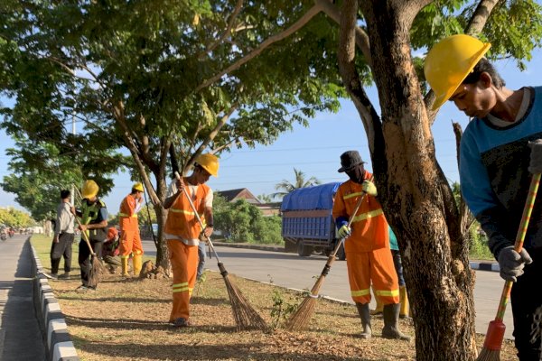 Camat Tamalanrea Pantau Langsung Sabtu Bersih di Jalanan Tallasa