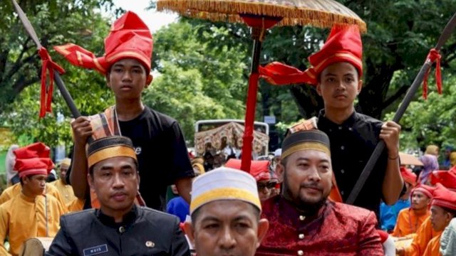 Didampingi Sekcam Panakkukang, Camat Pangerang Hadiri Pawai MauduLompoa di Paropo