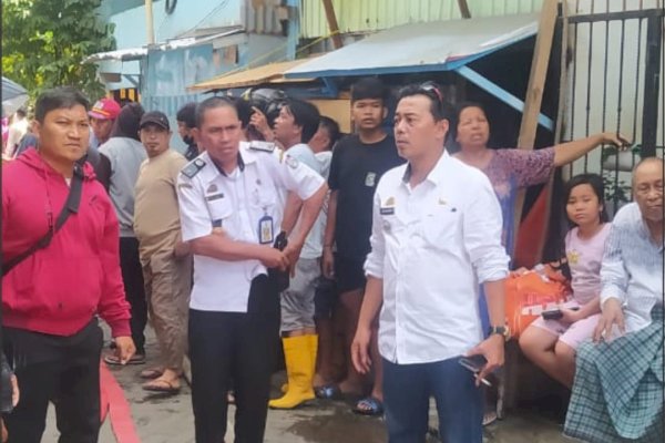 Camat Mariso Pantau Lokasi Kebakaran di Kelurahan Kunjung Mae