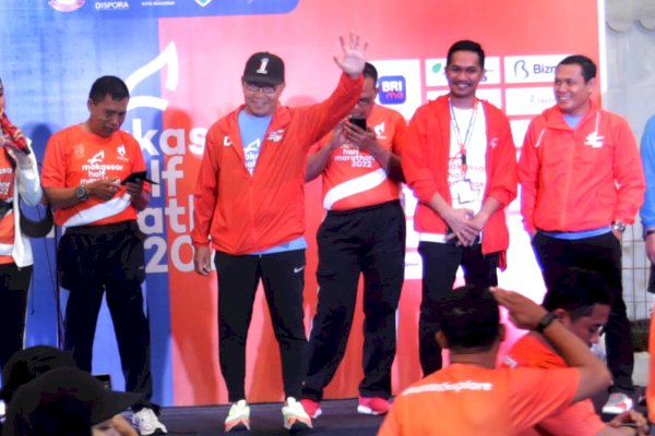 Danny Pomanto Lepas Ribuan Peserta Makassar Half Marathon 2022