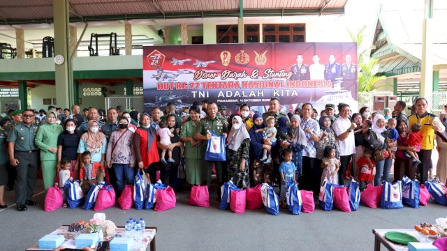 Pangdam XIV/Hasanuddin Mayjen TNI Totok Imam Santoso, menyalurkan paket sembako dan vitamin ke keluarga berisiko stunting dan ibu hamil