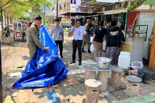 Sesuai Arahan Camat Ari Fadli, Satpol PP Mamajang Tertibkan Lapak di Maricaya Selatan