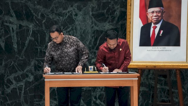 Gubernur Sulsel, Andi Sudirman Sulaiman melakukan penandatangan MoU bersama Gubernur DKI Jakarta, Anies Rasyid Baswedan