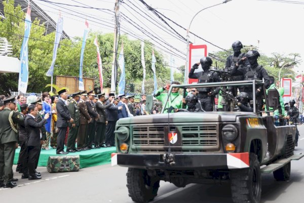 Danny Pomanto Saksikan Parade Alusista di Upacara HUT ke – 77 Tahun TNI