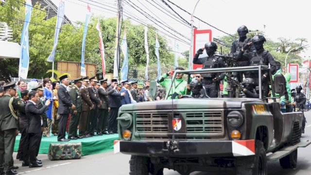 Danny Pomanto Saksikan Parade Alusista di Upacara HUT ke - 77 Tahun TNI.