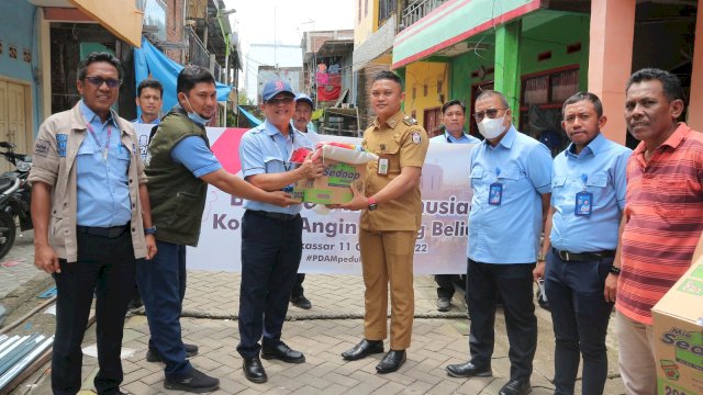 Dirut PDAM Beni Iskandar ditemani Dirtek Asdar Ali, Direktur IPAL Aiman dan Kabag Humas Idris menyerahkan bantuan untuk korban puting beliung.