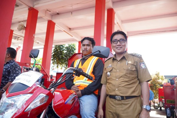 Cegah Awal Kebakaran, Camat Akbar Terima Damtor dari Wali Kota Makassar
