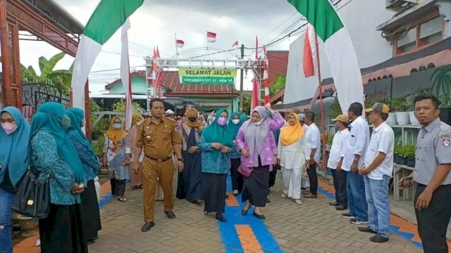 Ketua POKJA III PKK Kota Makassar Hj. Evi Mappangara, dalam kunjungan lapangan di Lorong Mekar