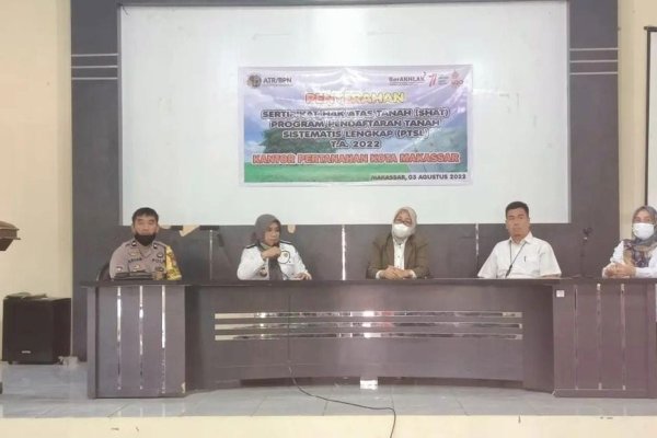 Kantor Pertanahan Nasional Makassar Serahkan Sertifikat Hasil Program PTSL Tahun 2022