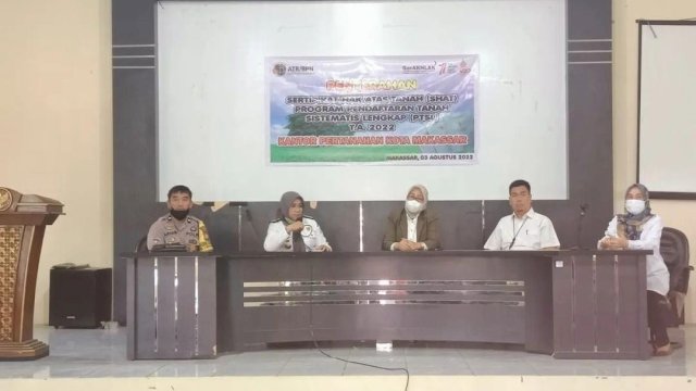 Kantor pertanahan nasional kota makassar menyerahkan sertifikat hasil program Pendaftaran Tanah Sistimatis Lengkap (PTSL) tahun 2022