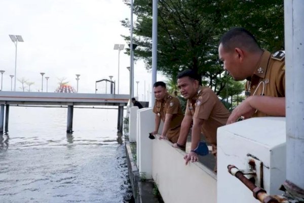 Didampingi Lurah-Kasi Kebersihan Ujung Pandang, Camat Syahrial Pantau Mesjid Terapung Makassar