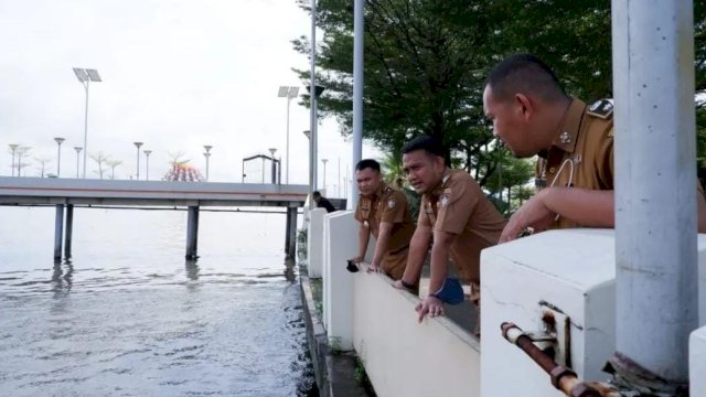 Camat Ujung Pandang, Syahrial Syamsuri memantau kebersihan laut di sekitar Mesjid Terapung