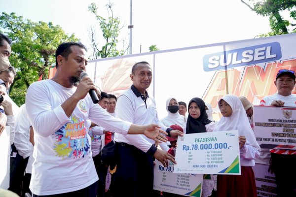 Momentum 353 Tahun Sulsel, Gubernur Andi Sudirman Serahkan Berbagai Bantuan