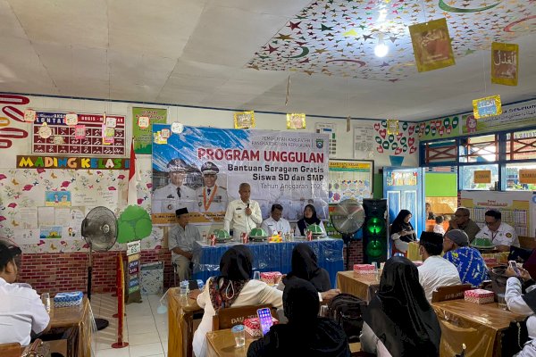 Wabup Syahban Sammana Bagikan Seragam Sekolah Gratis di SDN 48 Bonebone