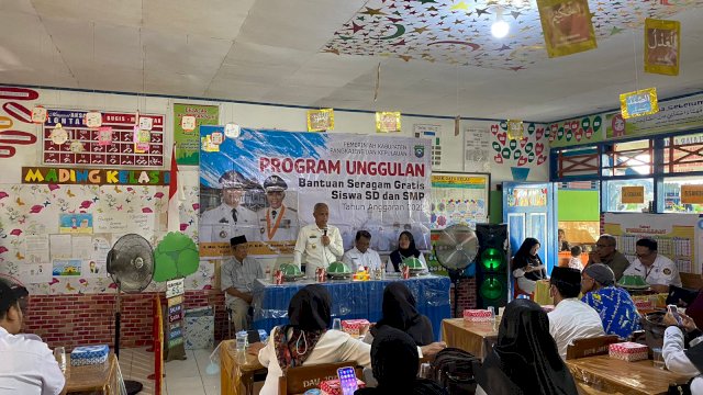 Wabup Syahban Sammana Bagikan Seragam Sekolah Gratis di SDN 48 Bonebone.
