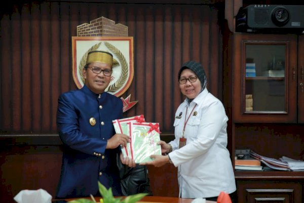 BPN Serahkan 9 Sertifikat Ke Pemerintah Kota Makassar