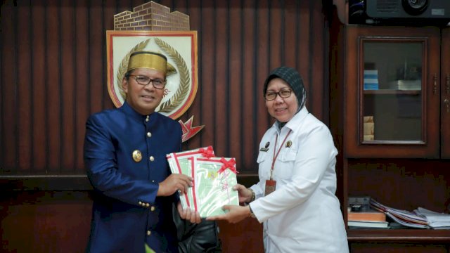 BPN Serahkan 9 Sertifikat Ke Pemerintah Kota Makassar.(F-Humas)