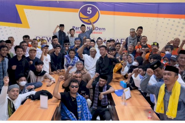 Dikawal Ratusan Massa, Pengusaha Reklame Om Muiz Daftar Bacaleg di NasDem Makassar