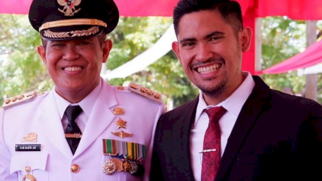 Almarhum mantan Bupati Bulukumba Andi Sukri A Sappewali (kiri) bersama putranya Andi Anwar Purnomo (kanan).