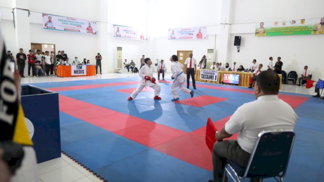 Danny Pomanto Beri Semangat Atlet Karate.