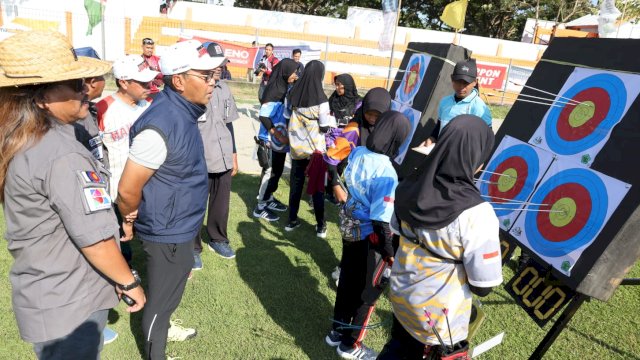 Wali Kota Makassar Moh Ramdhan ‘Danny’ Pomanto menyaksikan langsung pertandingan panahan di Stadion Mini Bulukumba, Minggu (23/10).