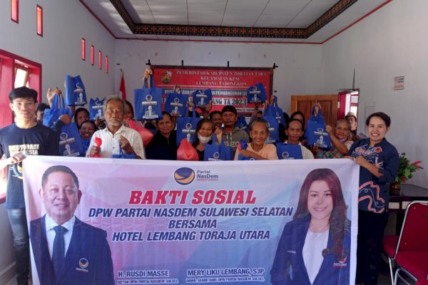 Mery Liku Lembang, Pengurus NasDem Sulsel Bagi-bagi Sembako ke Warga Tak Mampu di Toraja Utara