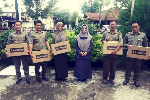 Disela Apel Pagi, Dirut Perumda Parkir Makassar Yulianti Tomu Beri Laptop ke Stafnya