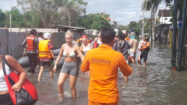 153 Wisatawan Dievakuasi dari Villa Seminyak Bali.(F-INT)