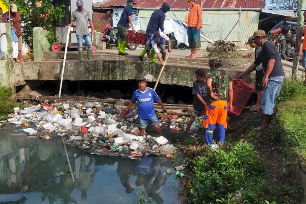 Bersama Warga, Satgas Drainase Kecamatan Mariso Bersihkan Drainase