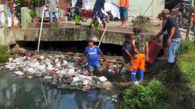 Bersama Warga, Satgas Drainase Kecamatan Mariso Bersihkan Drainase