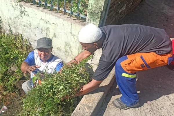 Warga Kelurahan Tamarunang Mariso Bersihkan Saluran Drainase