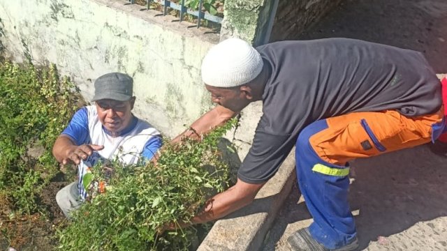 Warga Kelurahan Tamarunang Mariso Bersihkan Saluran Drainase