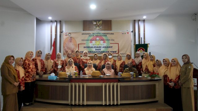 Ketua Dharma Wanita Kecamatan Tamalanrea beserta anggota Dharma Wanita se Kecamatan menerima Pengurus Dharma Wanita Kota Makassar.