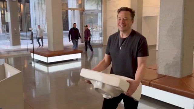 Elon Musk di kantor Twitter sambil bawa wastafel.(F-INT)