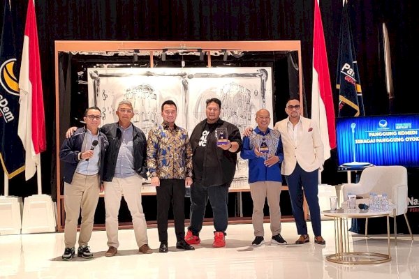 Kala Farhan dan Ahmad Sahroni Saling Meroasting di Stand Up Comedy