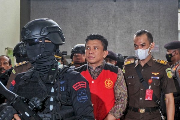 Bawa Buku Hitam-Pakai Baju Batik, Ferdy Sambo Hadiri Sidang Lanjutan Pembunuhan Berencana Brigadir J