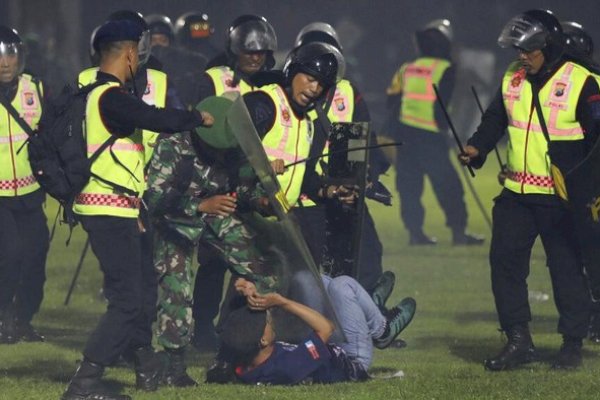 Cek CCTV, Polisi Klaim Massa Anarkis dan Serang Pemain di Tragedi Kanjuruhan