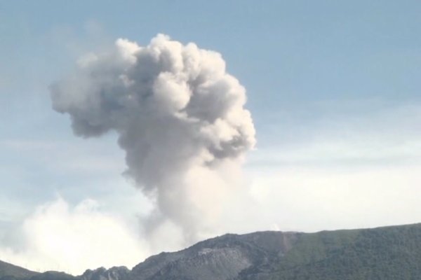 Waspada, Gunung Ibu Muntahkan Abu Vulkanik