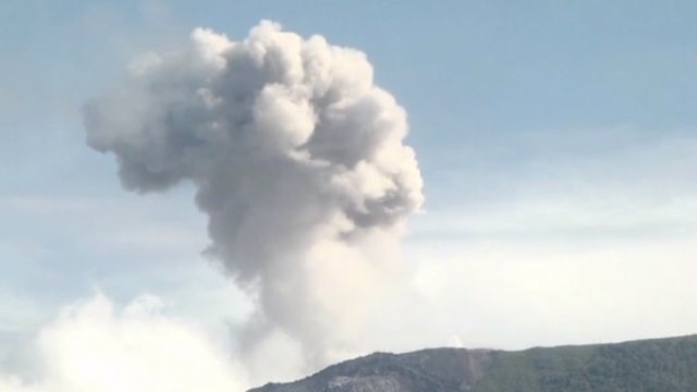 Gunung Ibu Muntahkan Abu Vulkanik.(F-INT)