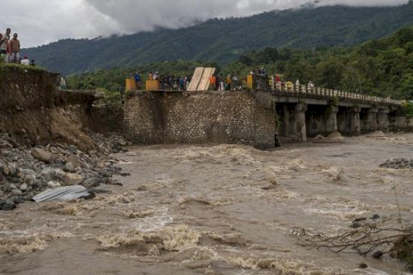 Waspada! Diterjang Banjir, Jalan Trans Sulawesi Terputus Gegara Jembatan Runtuh