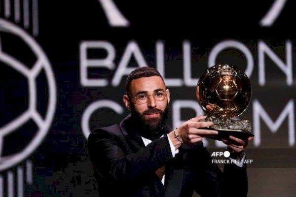 Karim Benzema Raih Trofi Ballon dOr 2022!