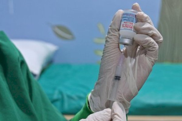 Komitmen Capai Vaksinasi 100%, Pemkec Ujung Tanah Jemput Langsung Warga