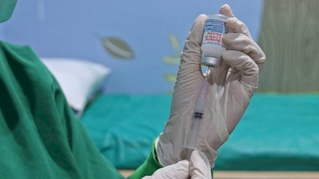 Komitmen Capai Vaksinasi 100%, Pemkec Ujung Tanah Jemput Langsung Warga