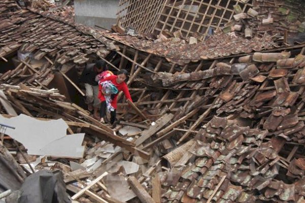 Anak 6 Tahun Ditemukan Selamat di Sisi Neneknya yang Tewas Gempa Cianjur