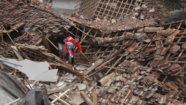 Anak 6 Tahun Ditemukan Selamat di Sisi Neneknya yang Tewas Gempa Cianjur