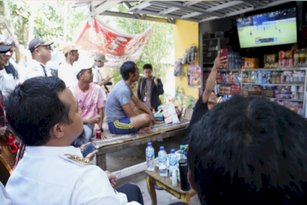 Listrik Lae-lae 24 Jam, Warga Ajak Gubernur Andalan Nonton Bareng Siang Hari