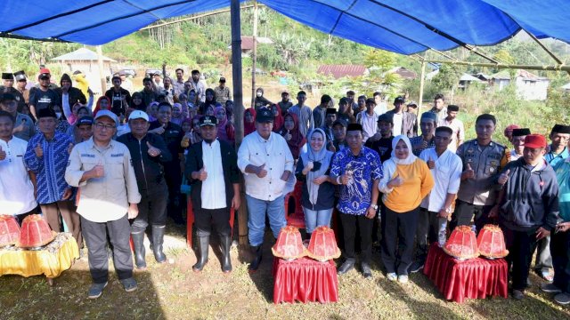 Warga Topidi Gowa : Terima Kasih Bantuannya Pak Gubernur Andi Sudirman