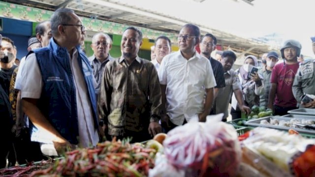 Menteri Perdagangan – Gubernur Sulsel Monitoring Harga dan Ketersediaan Bahan Pokok di Pasar Pa&rsquo;baeng-baeng
