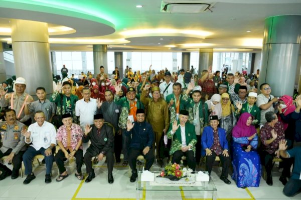 Gubernur Andi Sudirman Lepas Peserta dan Penggembira Muktamar Muhammadiyah dan Aisyiah Ke-48 ke Kota Solo